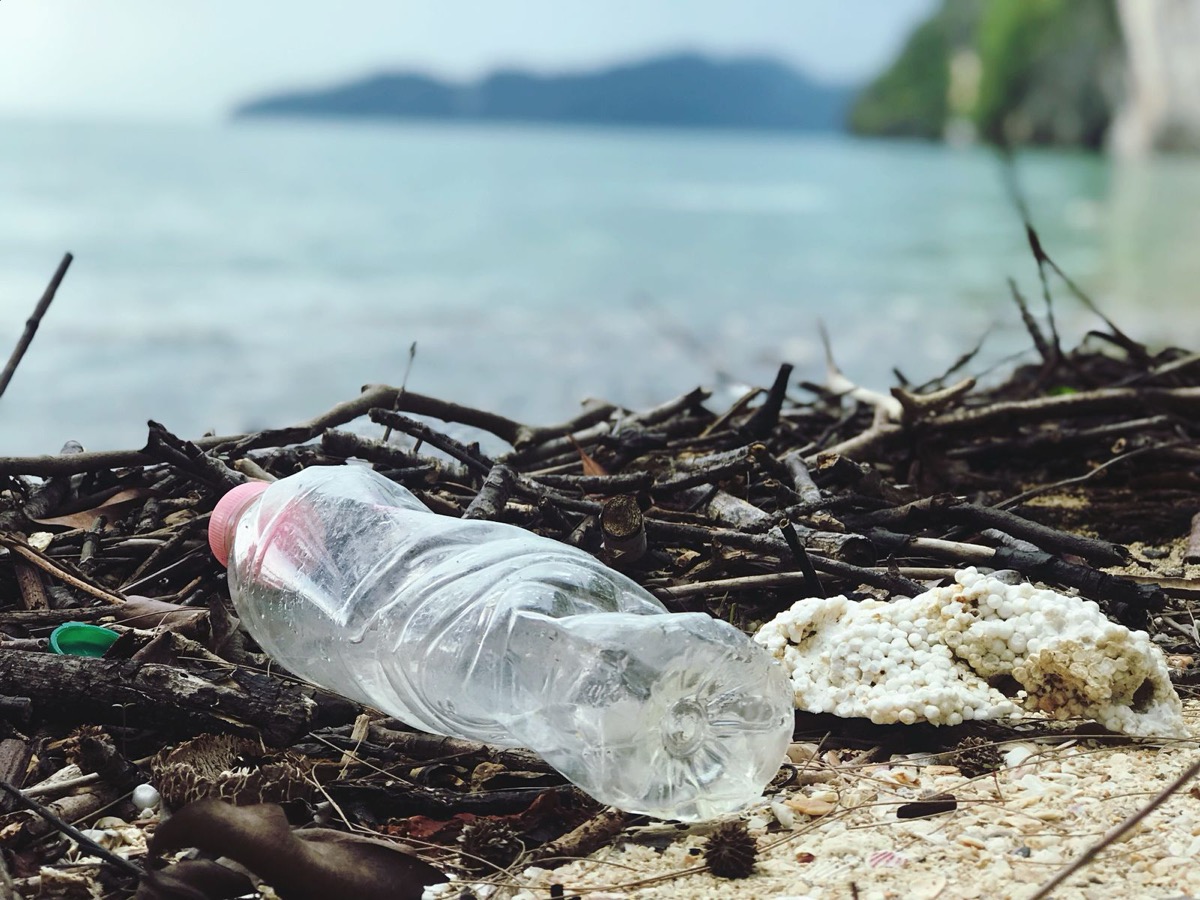 海邊的回收寶特瓶，象徵通過認證的環保回收布料來源